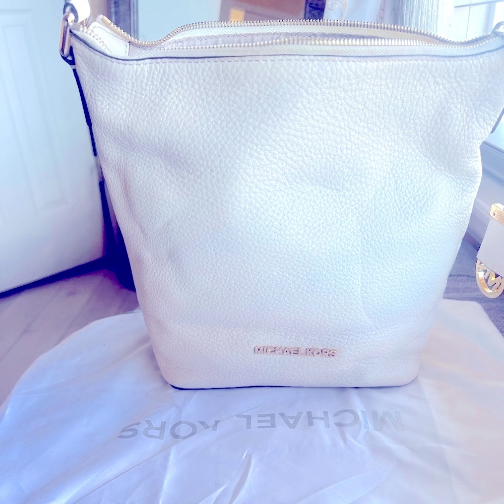 Michael Kors soft  Leather Bucket Bag Crossbody Optic White